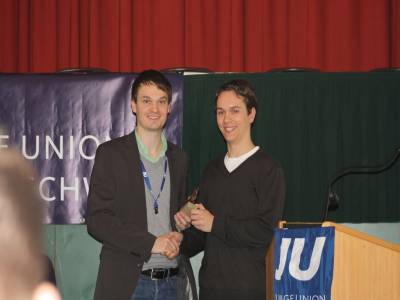 Der Preis fr die beste Mitgliederwerbunggeht an die JU-Peine.