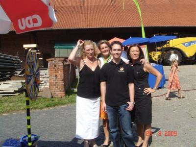 Zusammen auf dem Hofe.