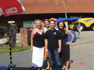 Der Vorsitzende der JU-Peine mit Ewa Klamt und Elisabeth Heister-Neumann am Glcksrad.